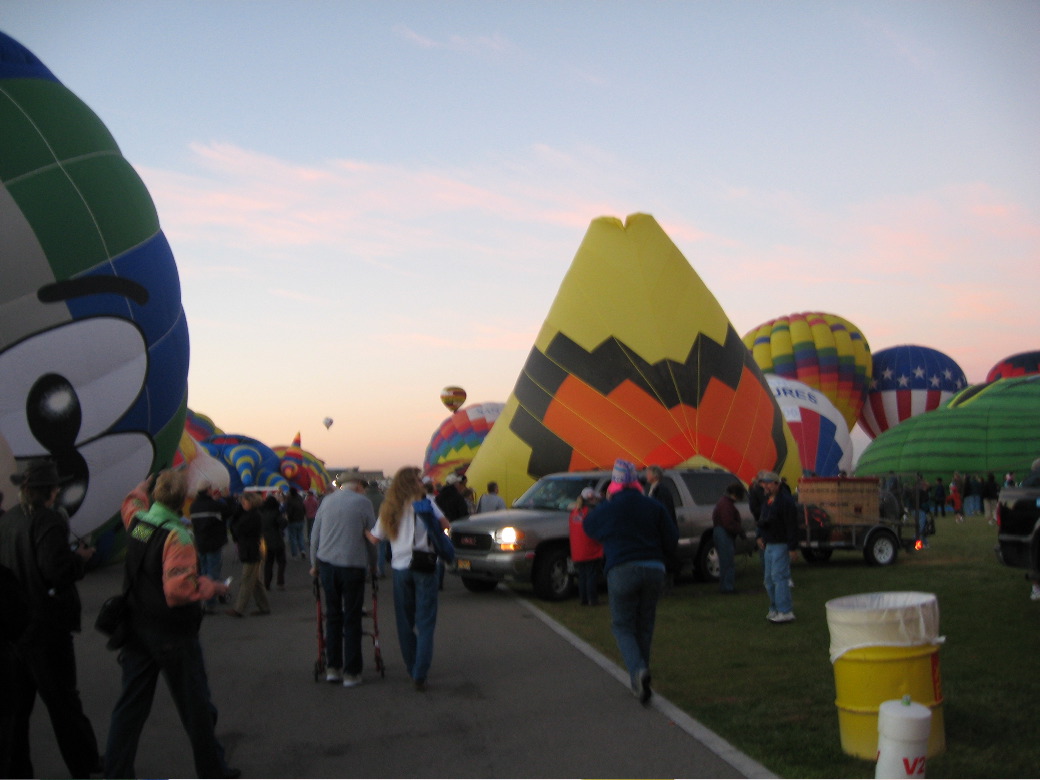 Ballooners and gawkers are all mixed up on the fairway